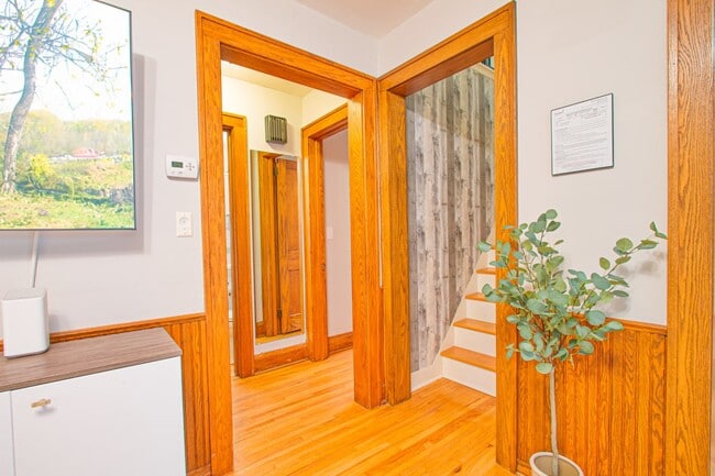 Building Photo - Charming 2-Bedroom Main Floor Home in South Minneapolis