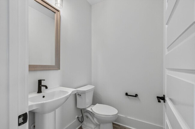 Building Photo - Modern Comfort in the Heart of Johns Island