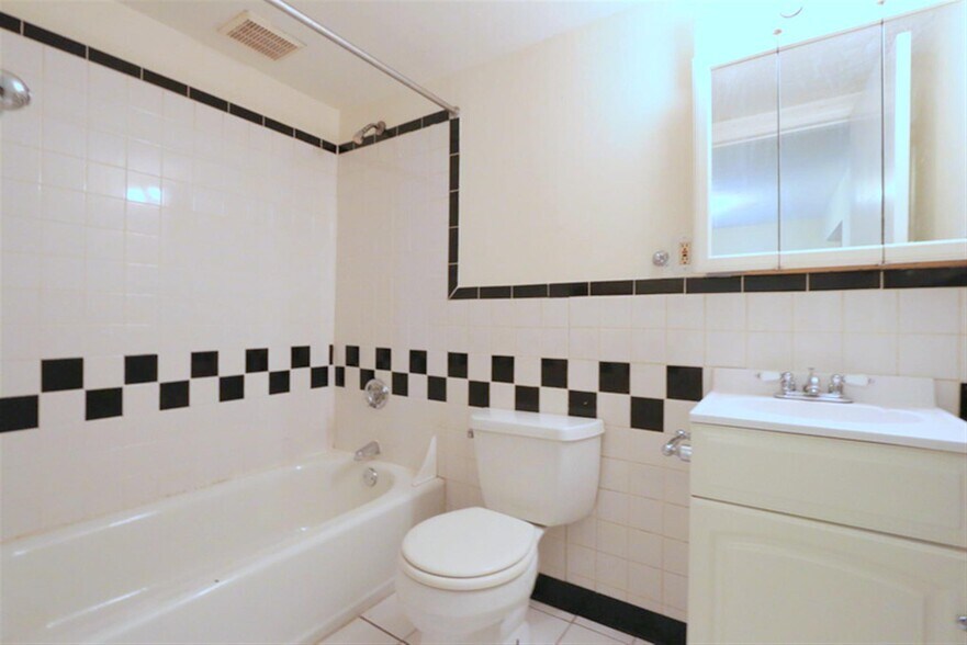 Building Photo - 128 Pine St