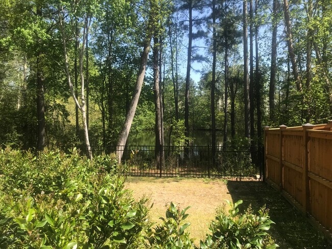 Building Photo - GREAT 4 BEDROOM !!!