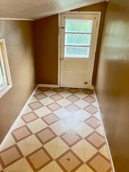Entryway - 819 W Commercial St