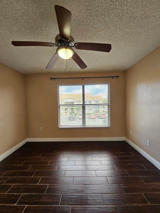 Building Photo - 1543 Lake Crystal Dr