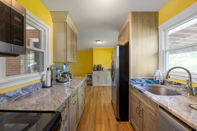 Building Photo - Cozy 3Bed/2Bath with plenty of natural light located in Durham! Enormous backyard is a must see!!