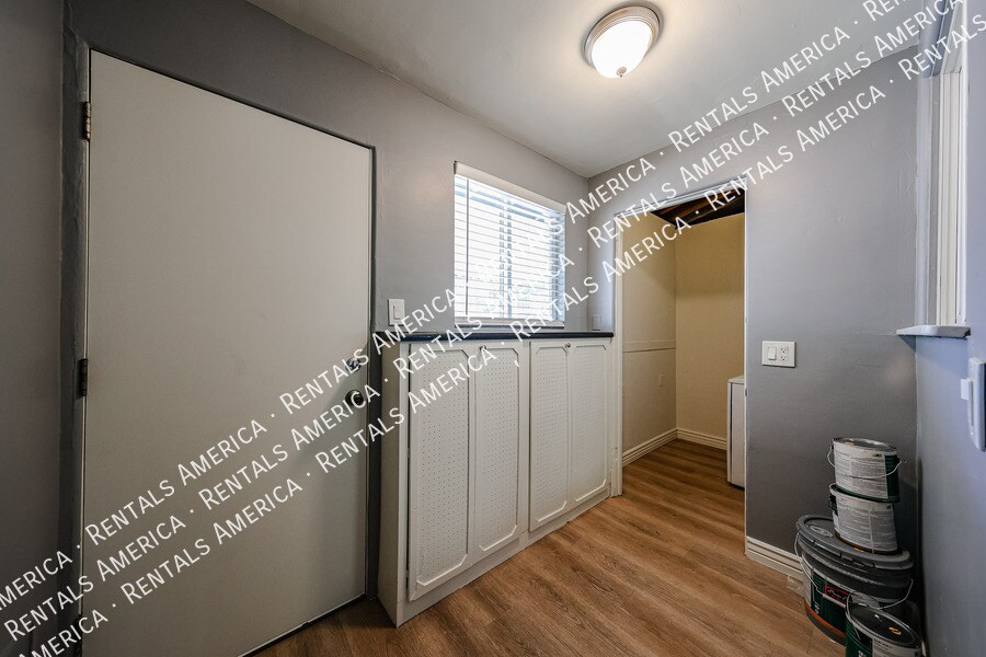Building Photo - 404 W Mission Ln