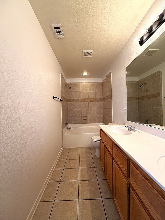 Building Photo - 1304 Cinch Dr