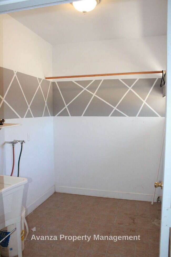 Building Photo - Home for Rent  3 Bed/1 Bath - 1,847 Sq Ft.  Rent: $2,195/month  Deposit: $2,295 Hoover High Region