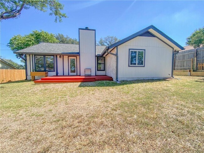 Building Photo - Bright & Welcoming 3 Bedroom, 2 Bath Home ...