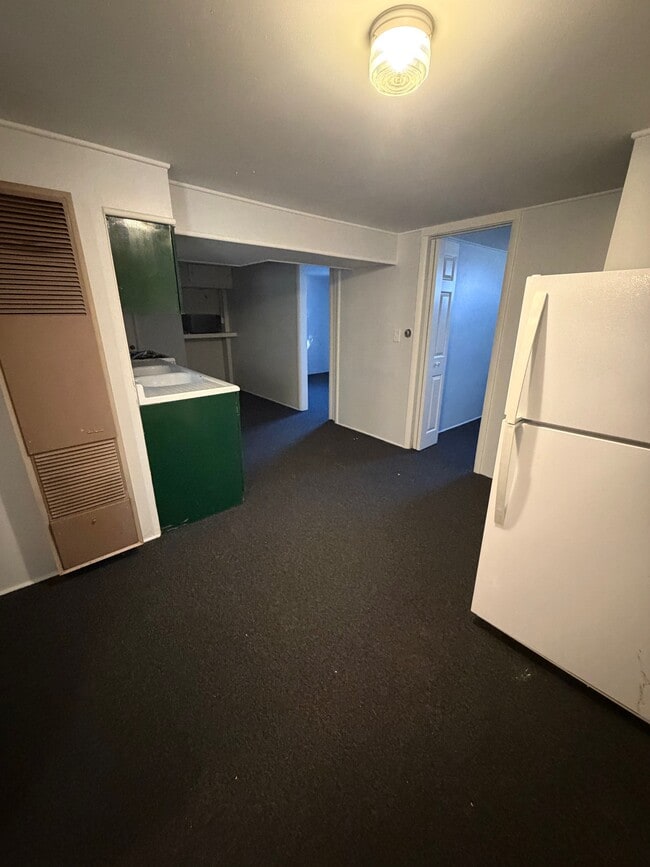 Building Photo - 618 Christopher St