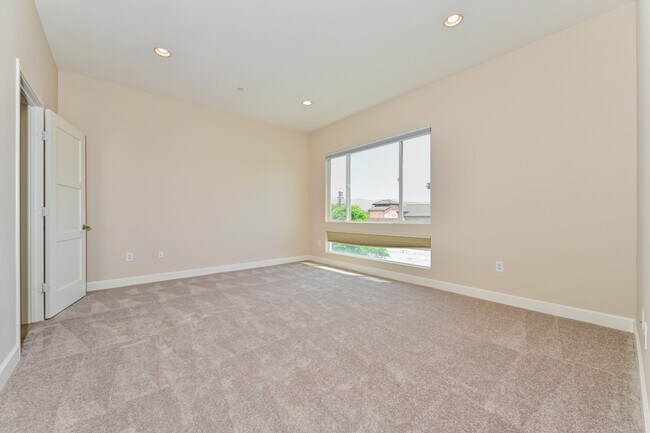 Building Photo - 10878 Bloomfield St