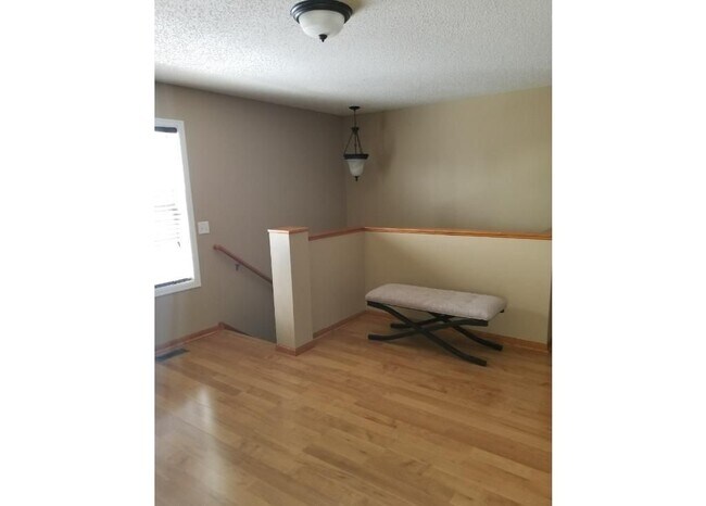 Building Photo - End-Unit Townhome *3Bd*2.5Ba plus loft*1767sqft. Community Pool! Available July 1st!