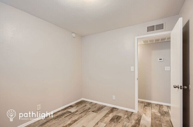 Building Photo - 826 W Del Rio St