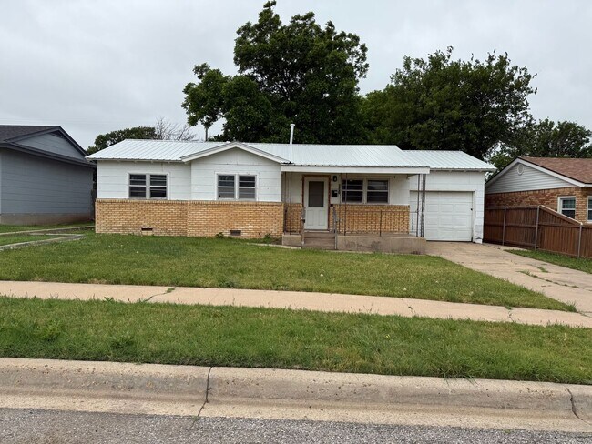 Primary Photo - 821 N Dwight St