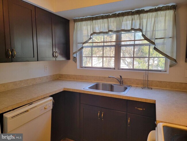 Building Photo - 9220 Niki Pl