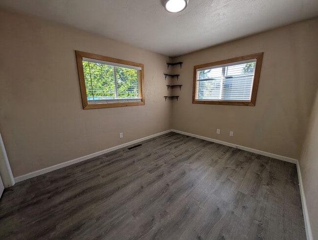 Building Photo - 3 bedroom 2 bath Pet-Friendly House with Amazing Backyard!