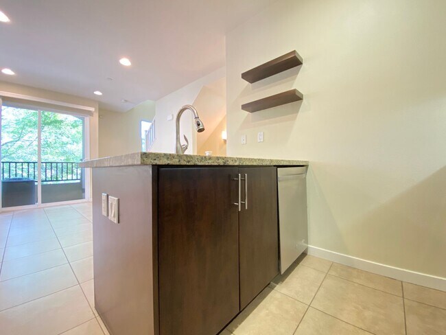 Building Photo - 3bedroom 3 bath home in the Solaire Commun...