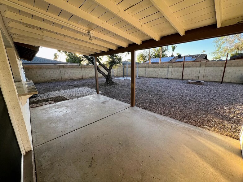 Building Photo - 2508 E Loyola Dr