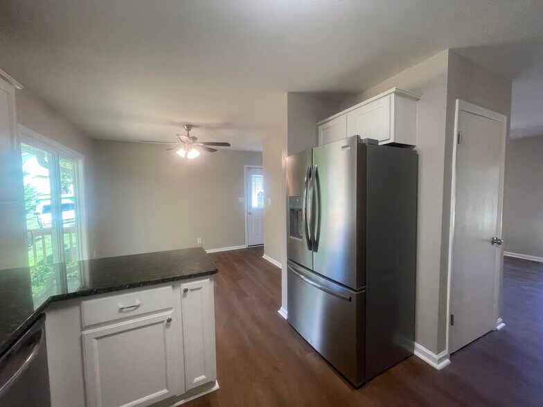 Building Photo - 221 Fallsway Ln