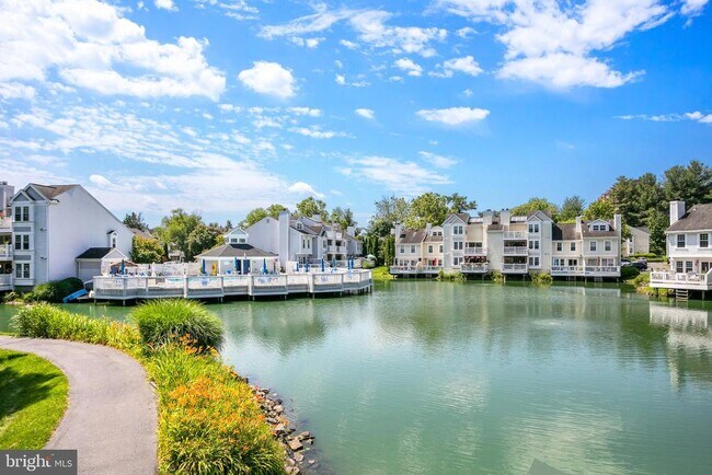 Building Photo - 3395 Lakeside View Dr