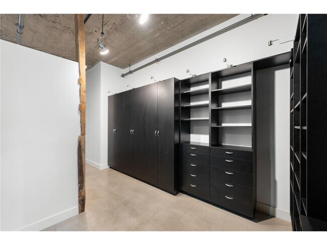 Building Photo - 718 N Washington Ave