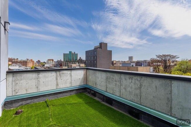 Building Photo - 3 bedroom in Queens NY 11102