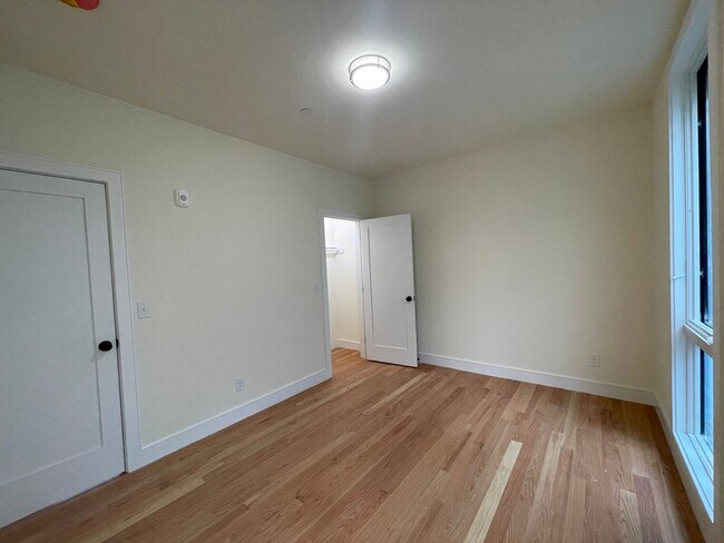 Building Photo - HOT BROOKLINE LISTING!!!!!