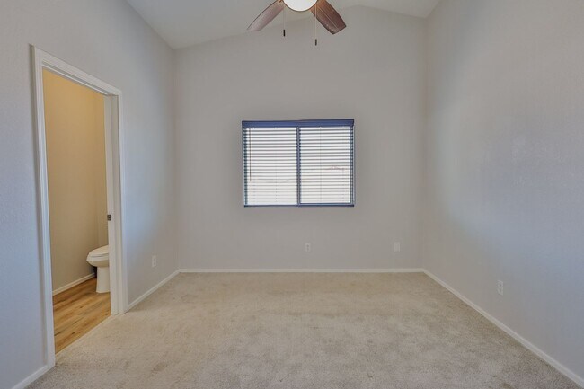Building Photo - 4 Bedroom 2 Bathroom
