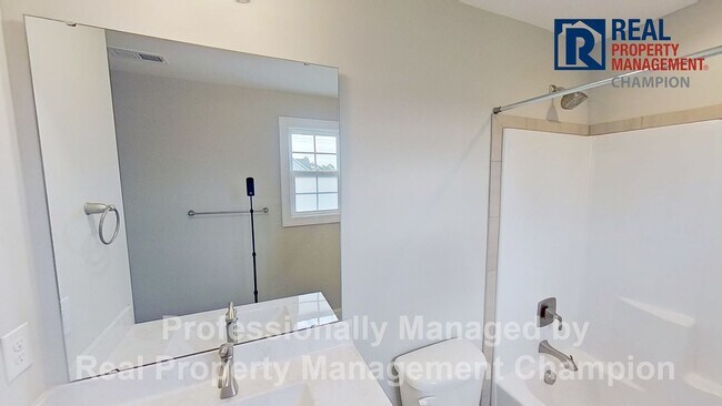 Building Photo - Spacious 4 BD Executive Home Loaded with U...