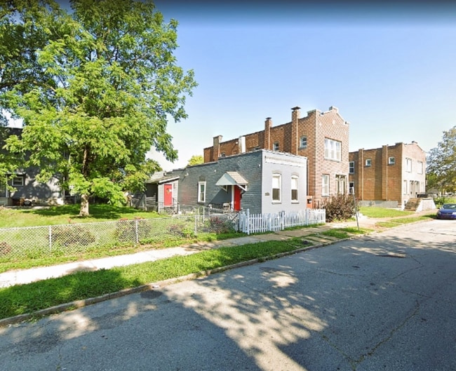 Building Photo - 2831 Iowa Ave