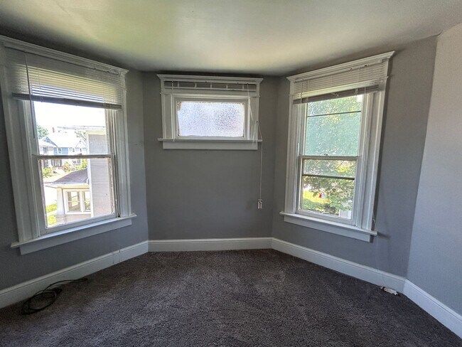 Building Photo - 3 bedroom 1 bath house in Davenport