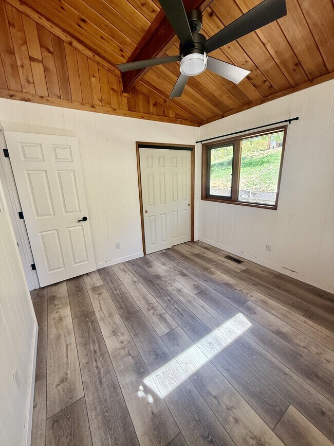 Building Photo - 12392 Bitney Springs Rd