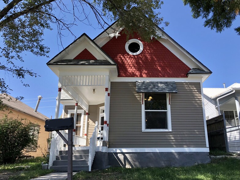 Victorian charmer in downtown Raton - 124 S 5th St