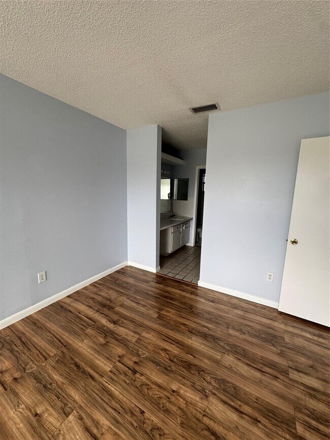 Building Photo - 6550 Royal Palm Blvd