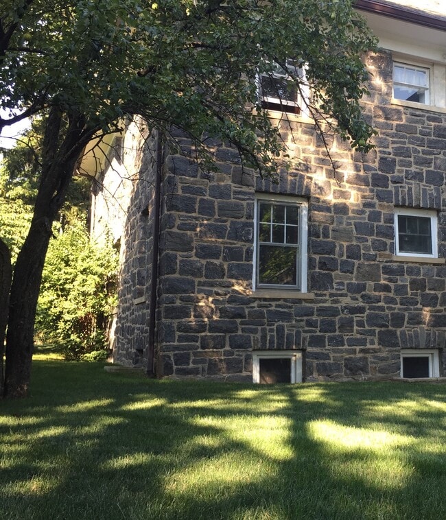 Building Photo - 346 King St