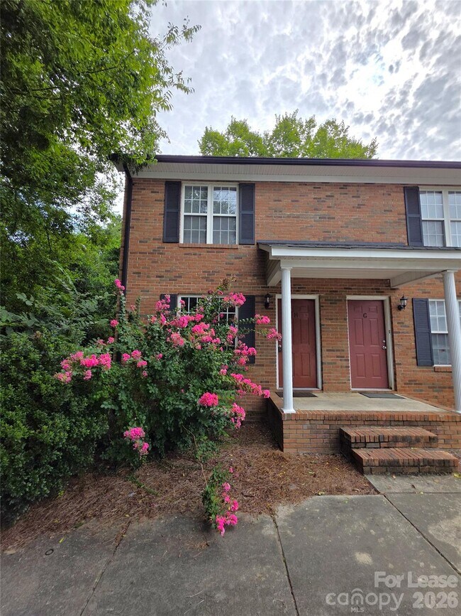 Building Photo - 268 Southcircle Dr NW