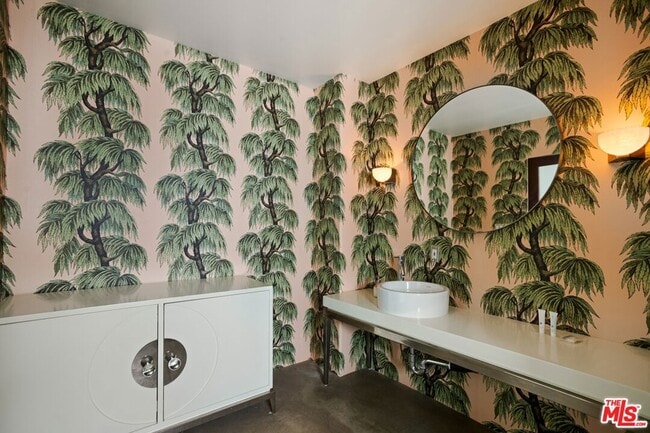 Building Photo - 8435 Franklin Ave