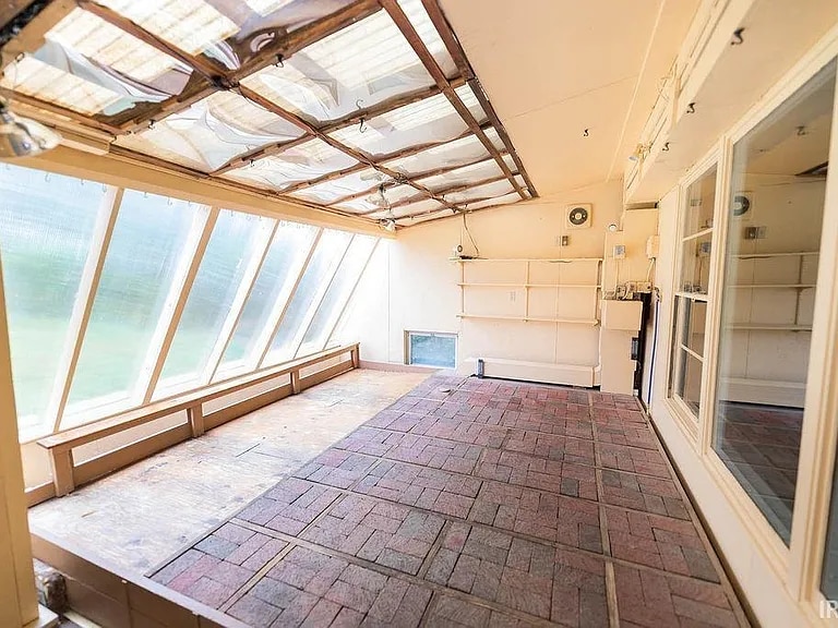 Building Photo - 2514 E 5th St