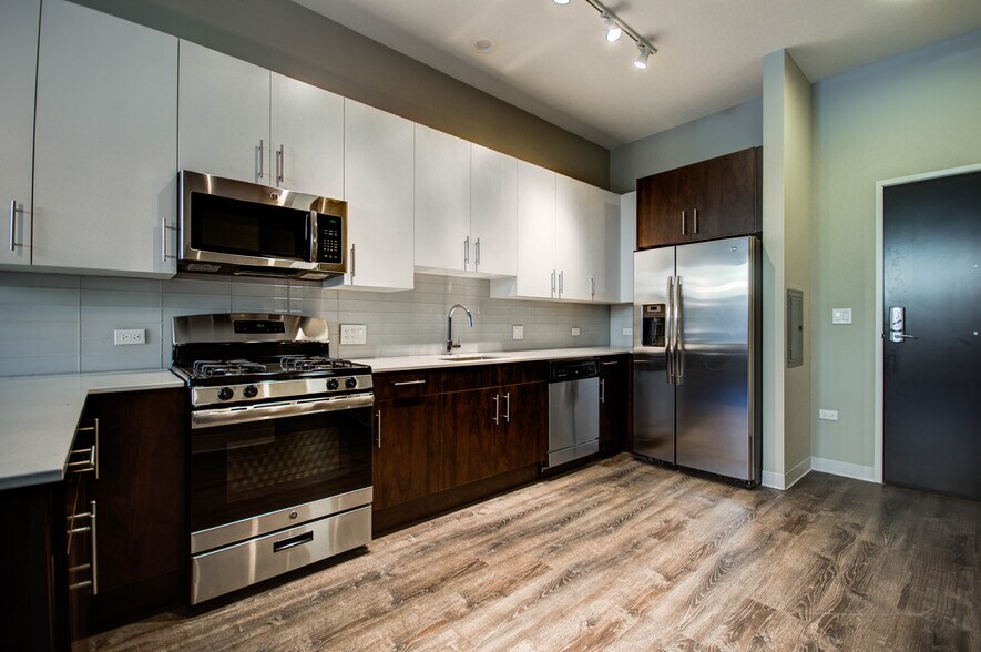 Building Photo - 842 W Grand Ave