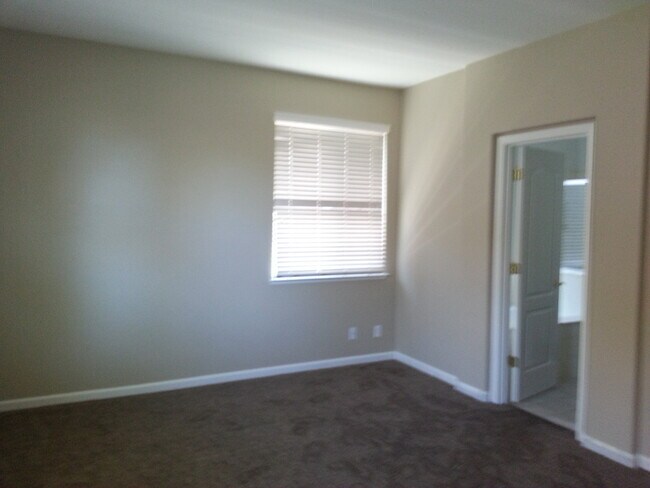 Building Photo - Coming up FOR SALE! Like New Super clean 3/2 West Fresno single story in Central Unified