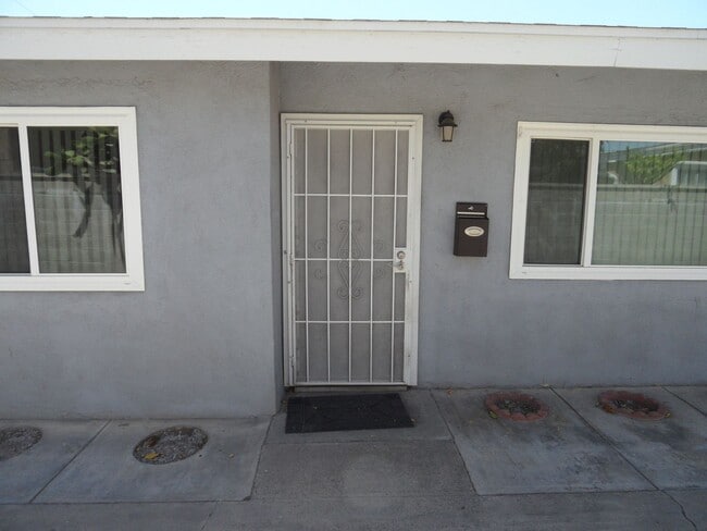 Building Photo - 300 1/2-204 1/2 E Mills Dr