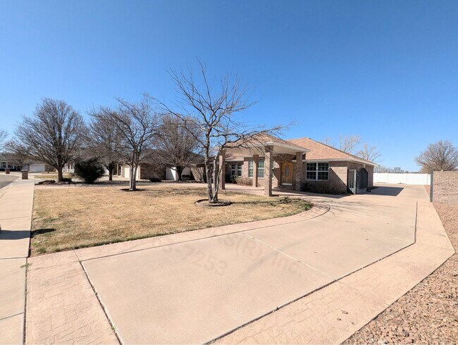 Building Photo - Luxurious Relaxation in Raintree