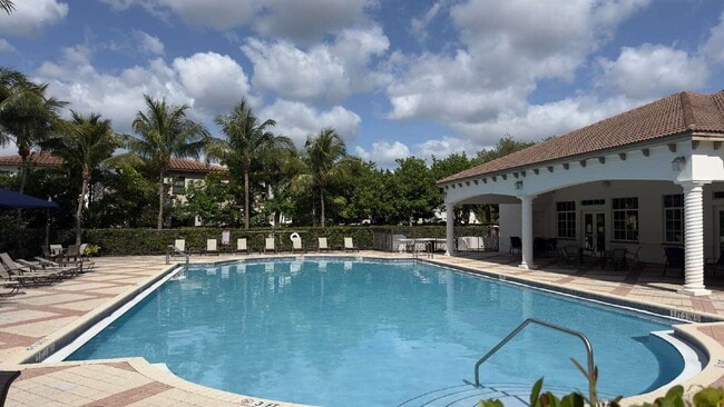 Building Photo - Stylish 3-Bed, 3-Bath Townhouse Oasis in Riviera Beach