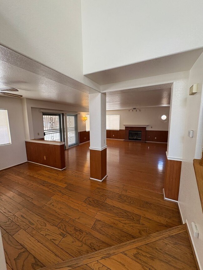 Building Photo - 14333 La Crescenta Ave