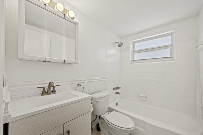 Building Photo - 5050 Bayview Dr