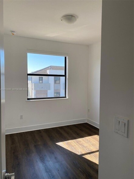 Building Photo - 10543 SW 118th Ave