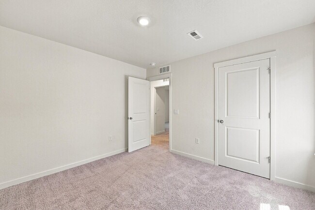 Building Photo - $2,845.95 with $300 Off the first month's rent, 4 Beds - 2.5 Baths, Single Family Home in Aurora ...