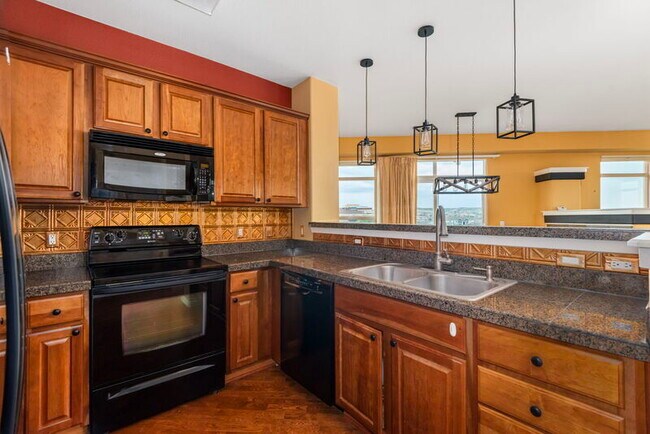 Building Photo - 10176 Park Meadows Dr