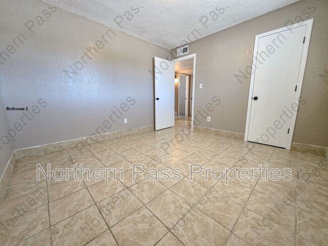 Building Photo - 810 Elm St