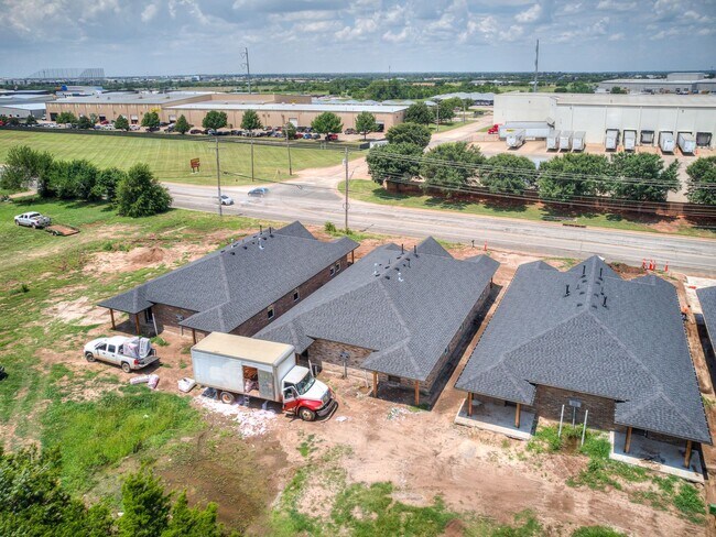 Building Photo - Stylish & Spacious 3-Bedroom Duplex in North Oklahoma City