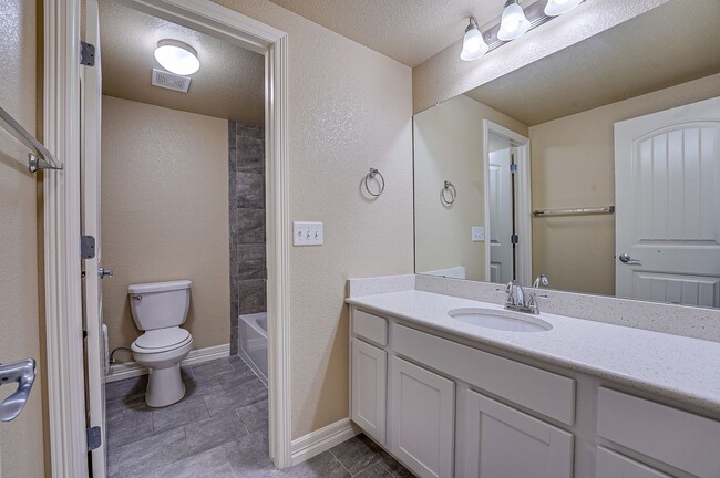 Building Photo - Stunning 5-Bedroom Home with Lake Views in...