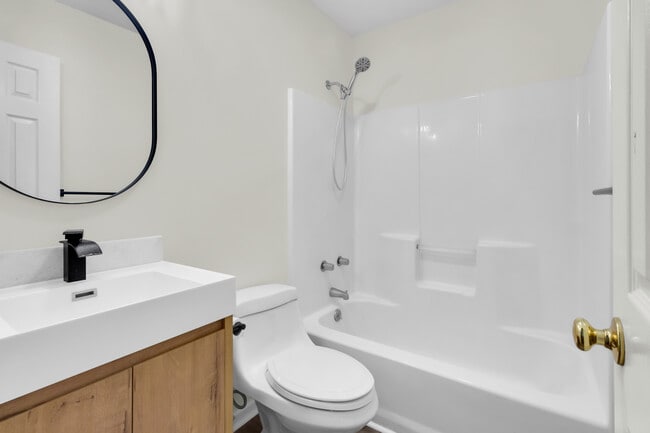 Building Photo - 705 E Hightree Ln